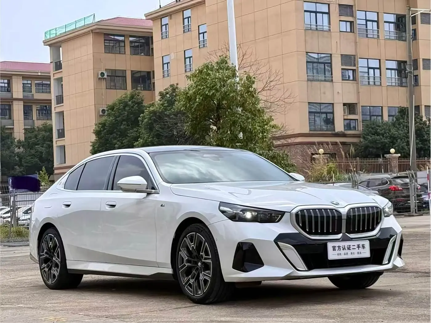 BMW 5 Series 2025 — Photo 3/11