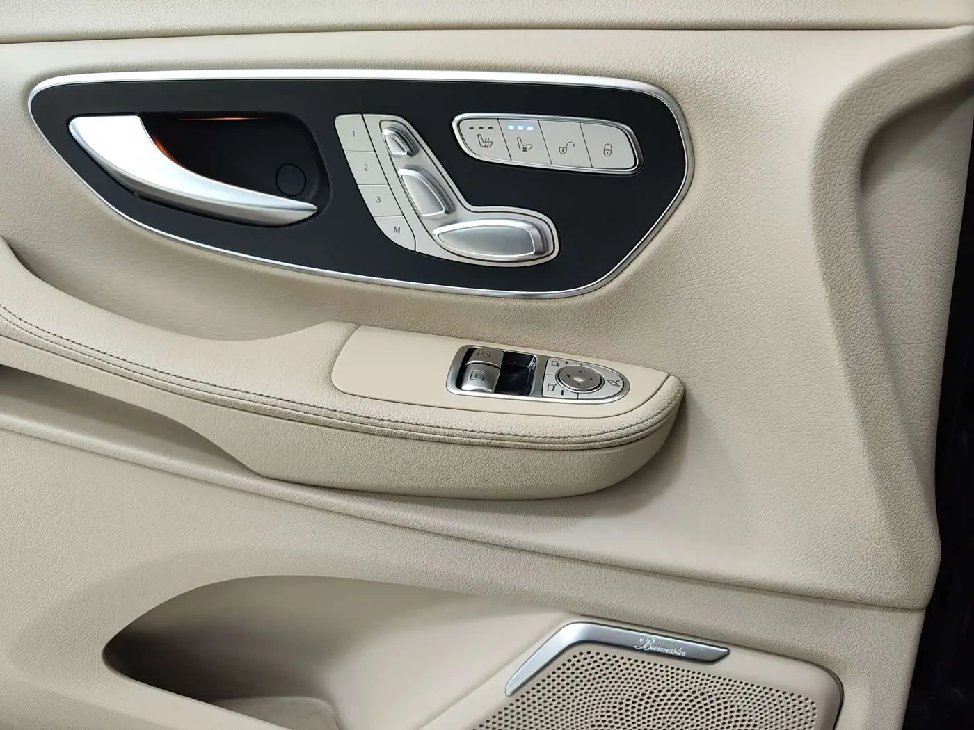 Mercedes-Benz V-Class 2019 — Фото 18/20