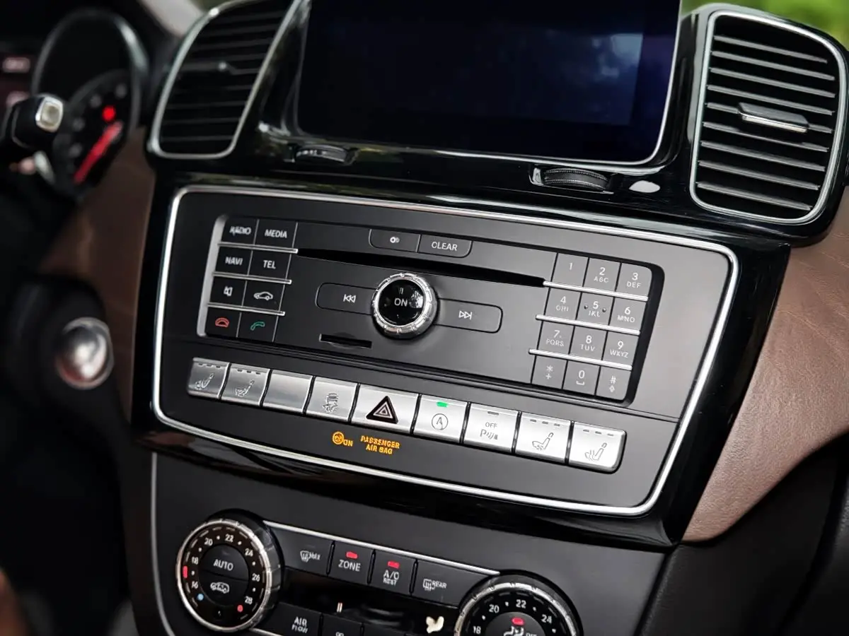 Mercedes-Benz GLS 2016 — Photo 14/16