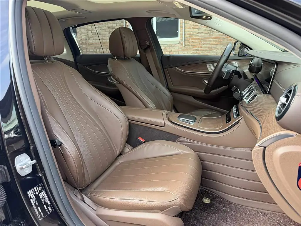 Mercedes-Benz E-Class 2022 — Photo 13/20