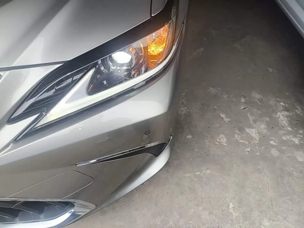 Lexus ES 2022 — Photo 18/20