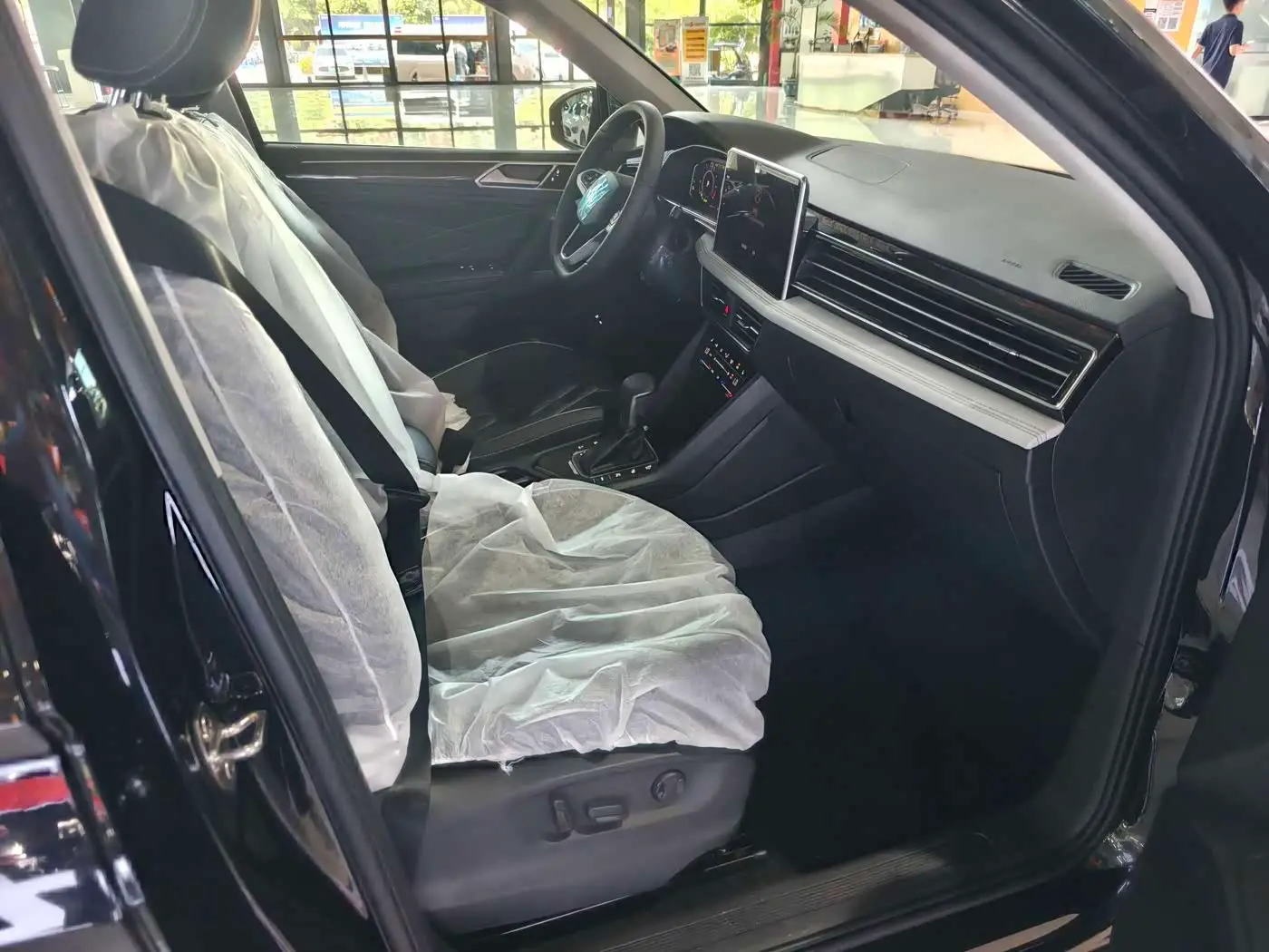 Volkswagen Tiguan L PHEV 2025 — Photo 13/20