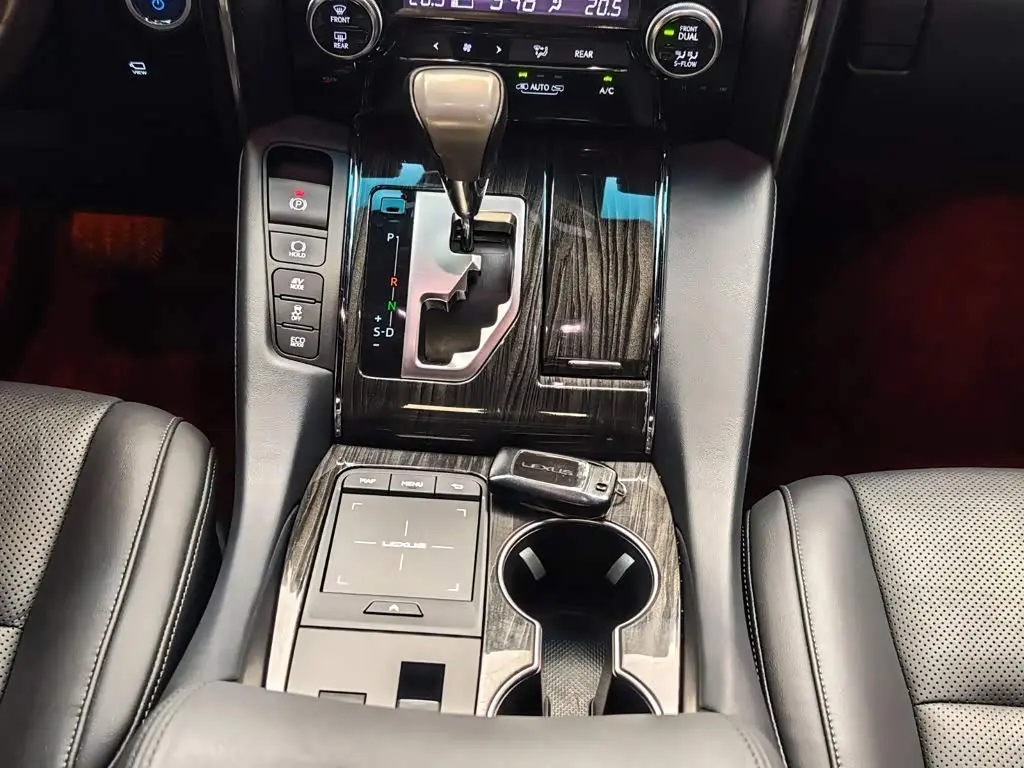 Lexus LM 2021 — Photo 17/20