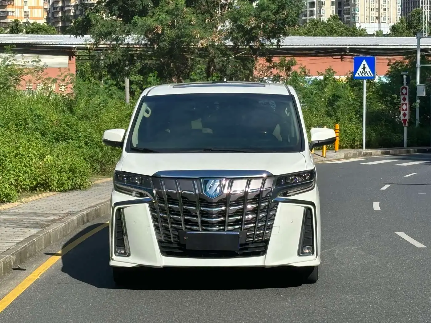Toyota Alphard 2023 — Photo 3/20