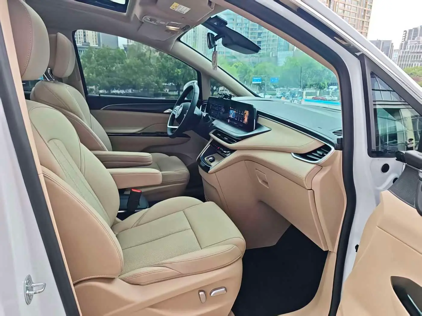 Buick GL8 New Energy 2025 — Photo 12/20