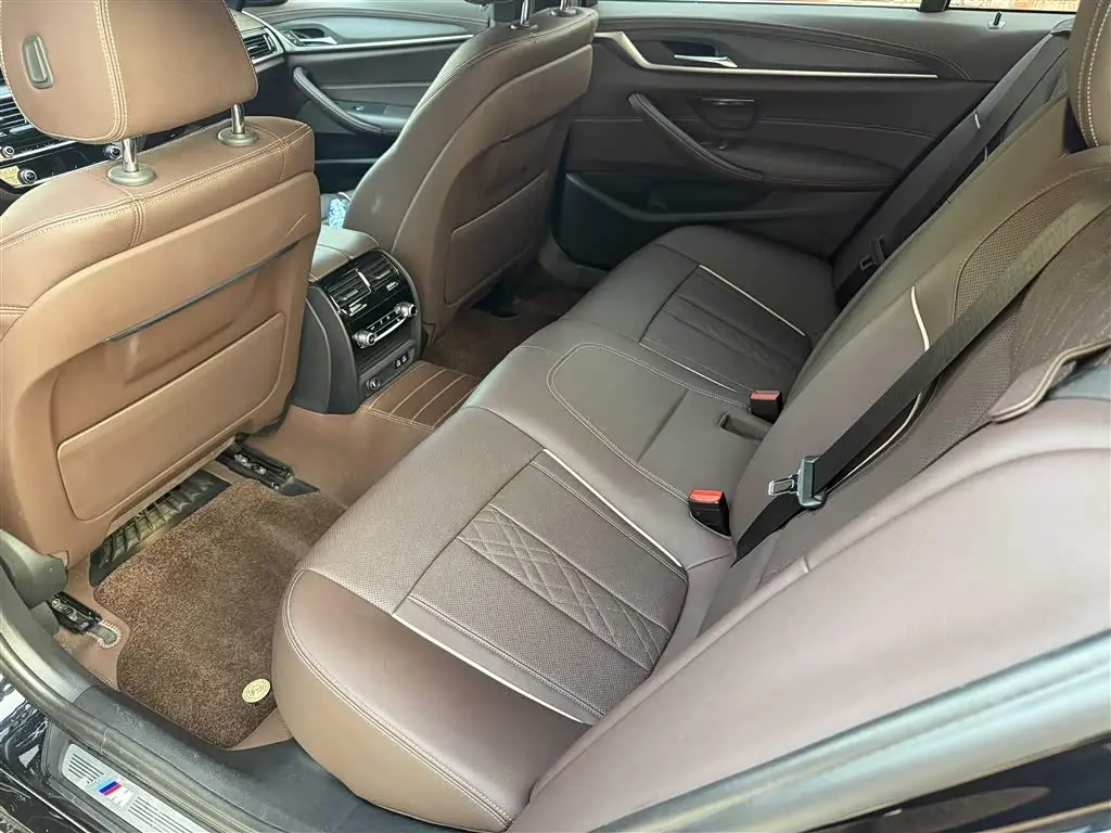 BMW 5 Series 2022 — Photo 14/20