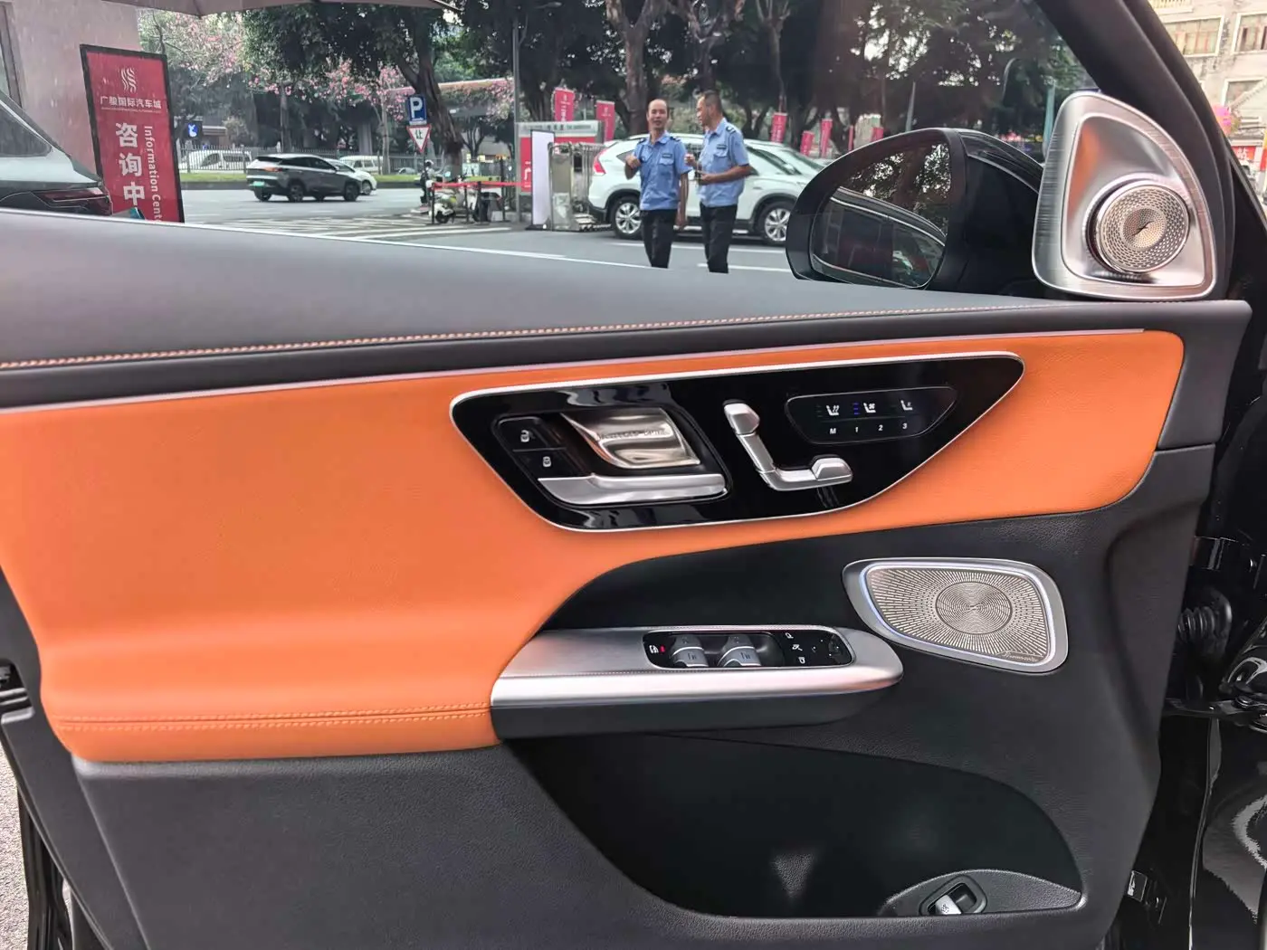 Mercedes-Benz GLC 2023 — Photo 12/20