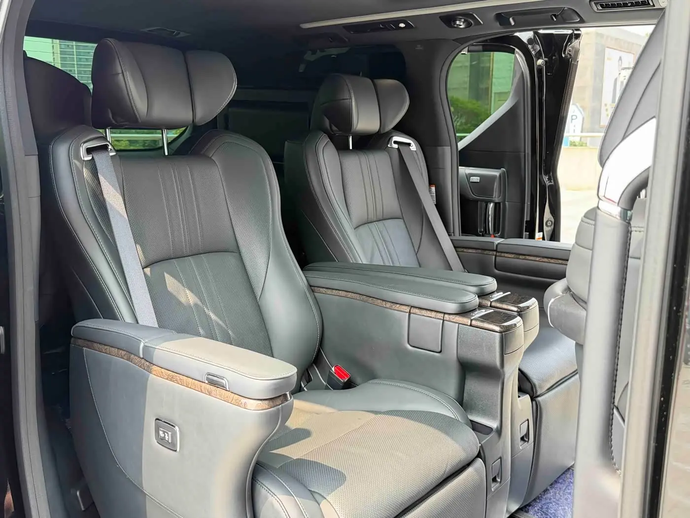 Toyota Vellfire 2022 — Фото 18/20