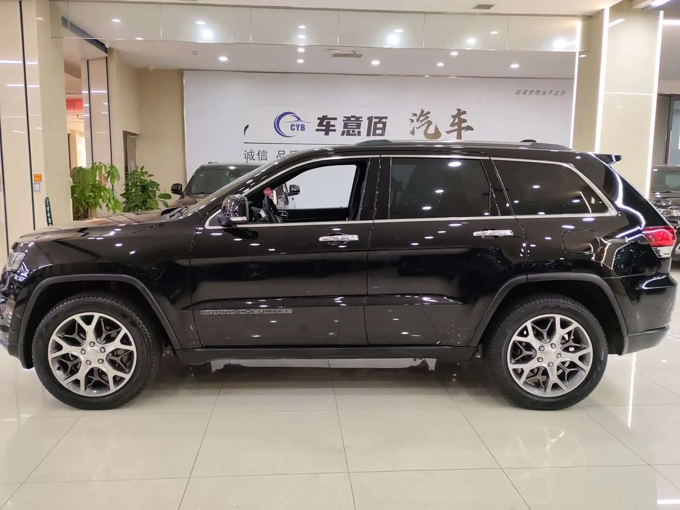 Jeep Grand Cherokee 2020 — Фото 16/19