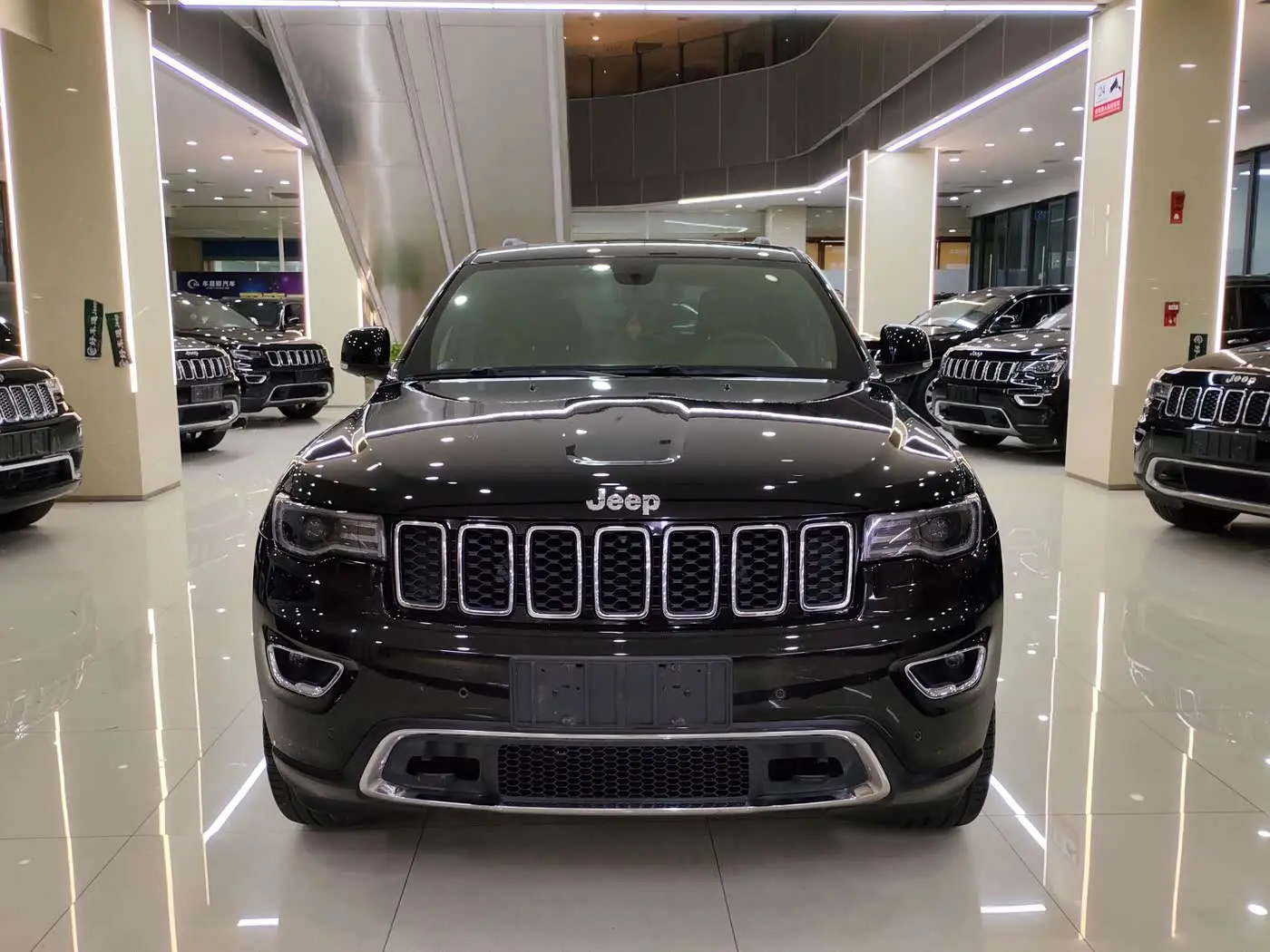 Jeep Grand Cherokee 2020 — Фото 2/19