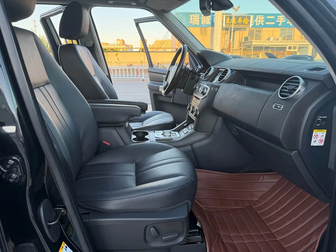 Land Rover Discovery 2015 — Фото 11/15