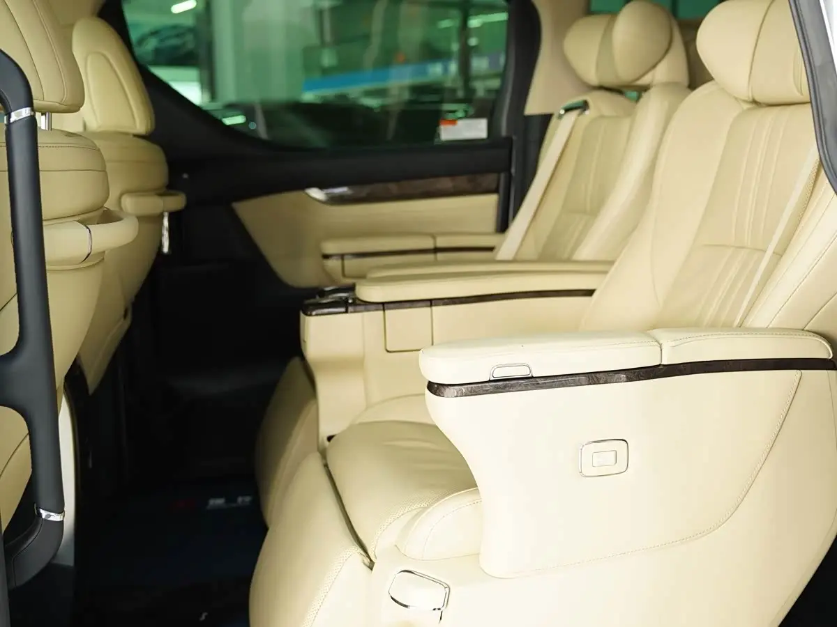 Toyota Alphard 2021 — Photo 11/19