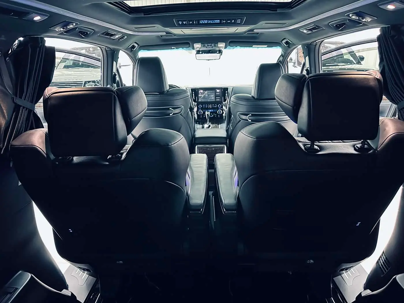 Toyota Vellfire 2022 — Фото 16/20