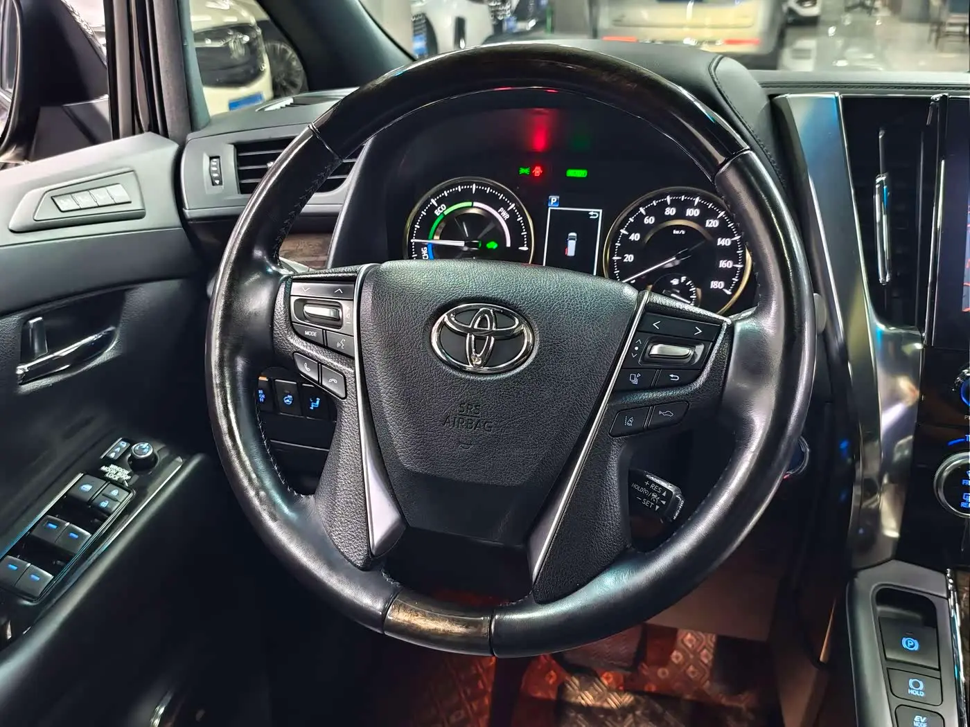 Toyota Alphard 2021 — Photo 10/18