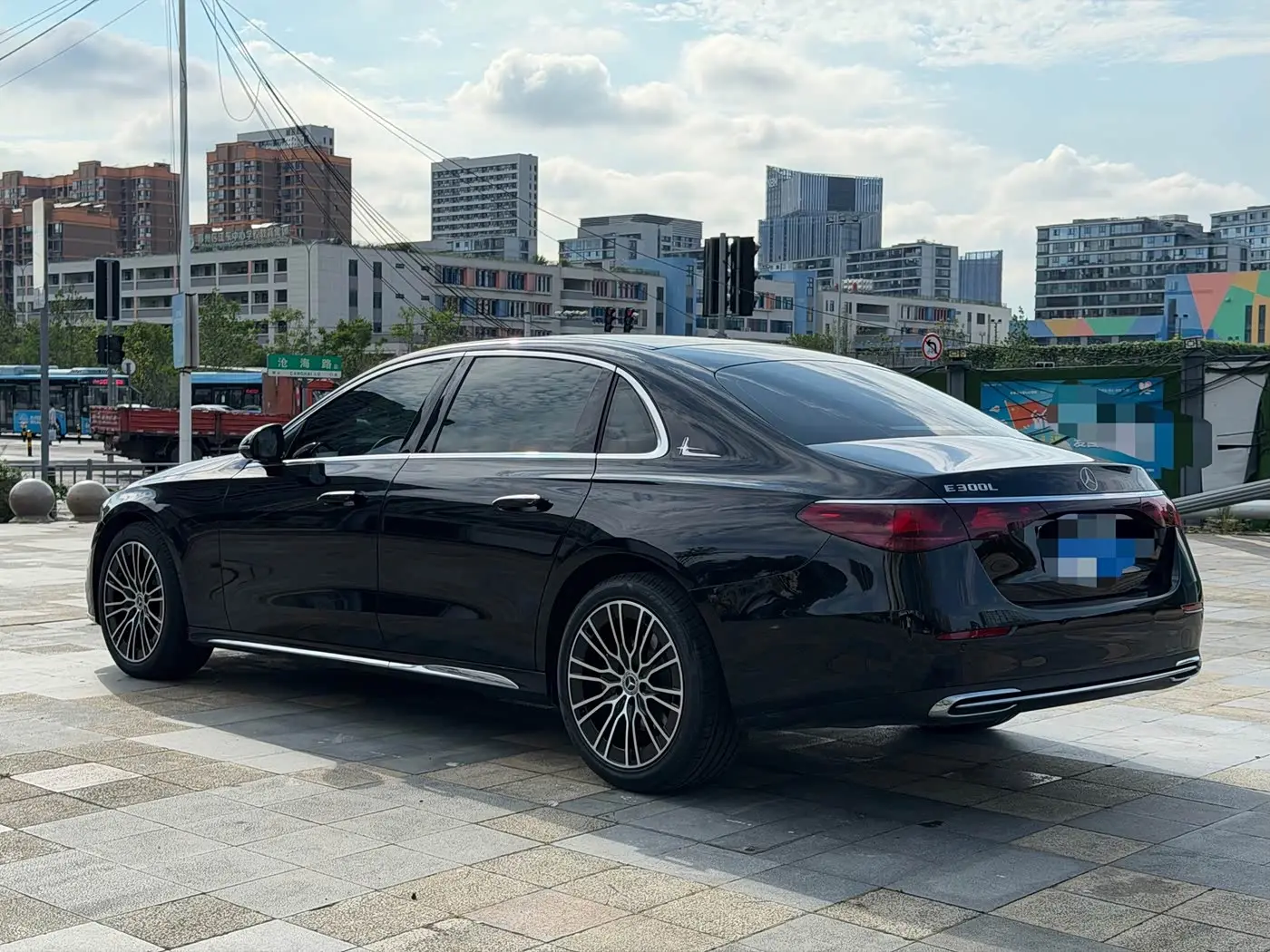 Mercedes-Benz E-Class 2025 — Photo 6/17