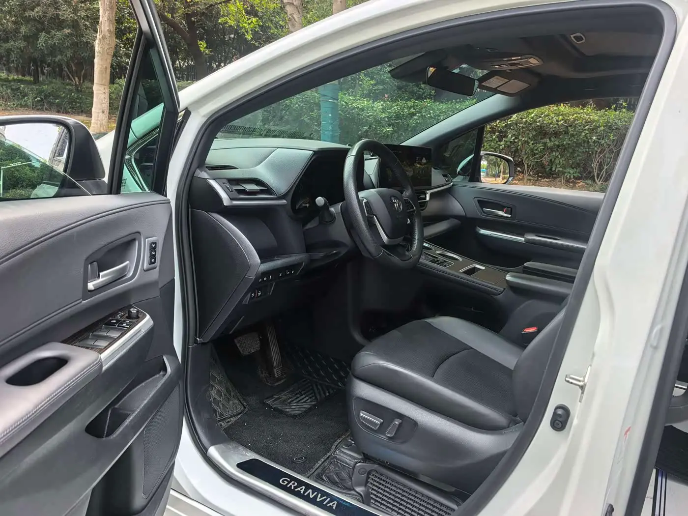 Toyota Granvia 2024 — Photo 7/16