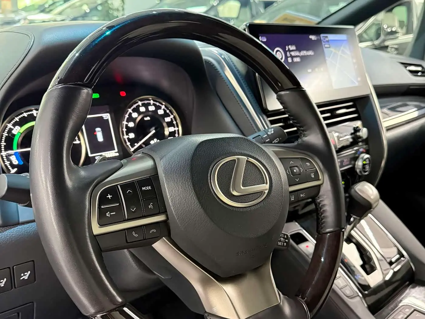 Lexus LM 2023 — Photo 13/20