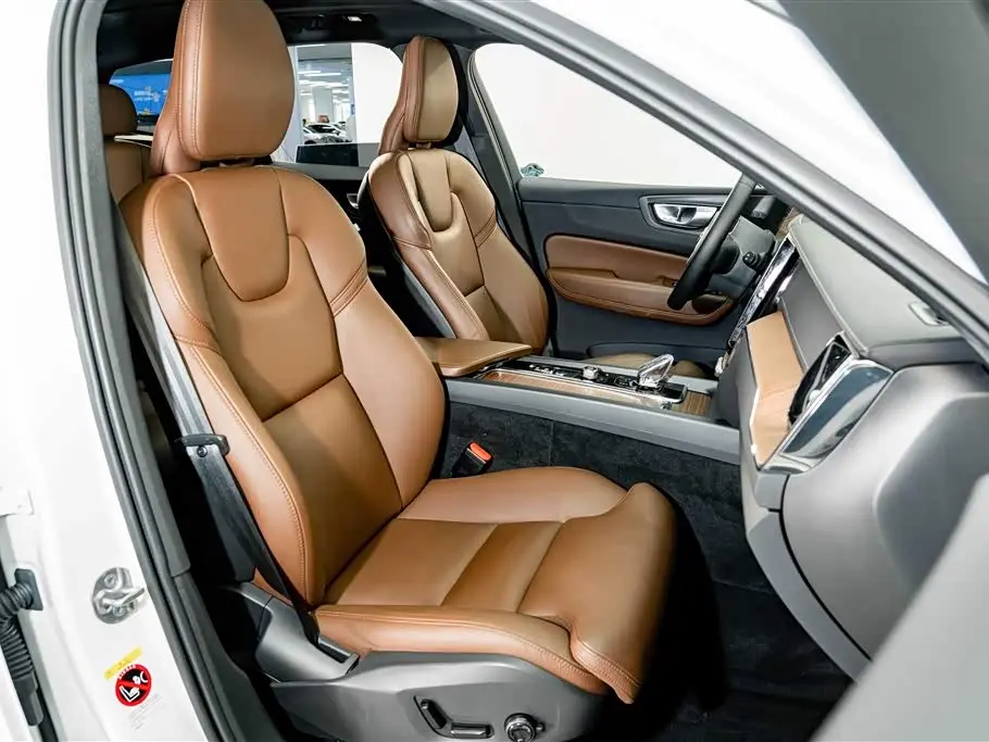 Volvo XC60 2023 — Фото 19/20
