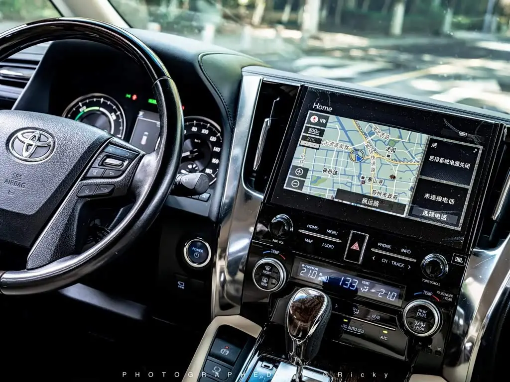 Toyota Alphard 2021 — Photo 7/16