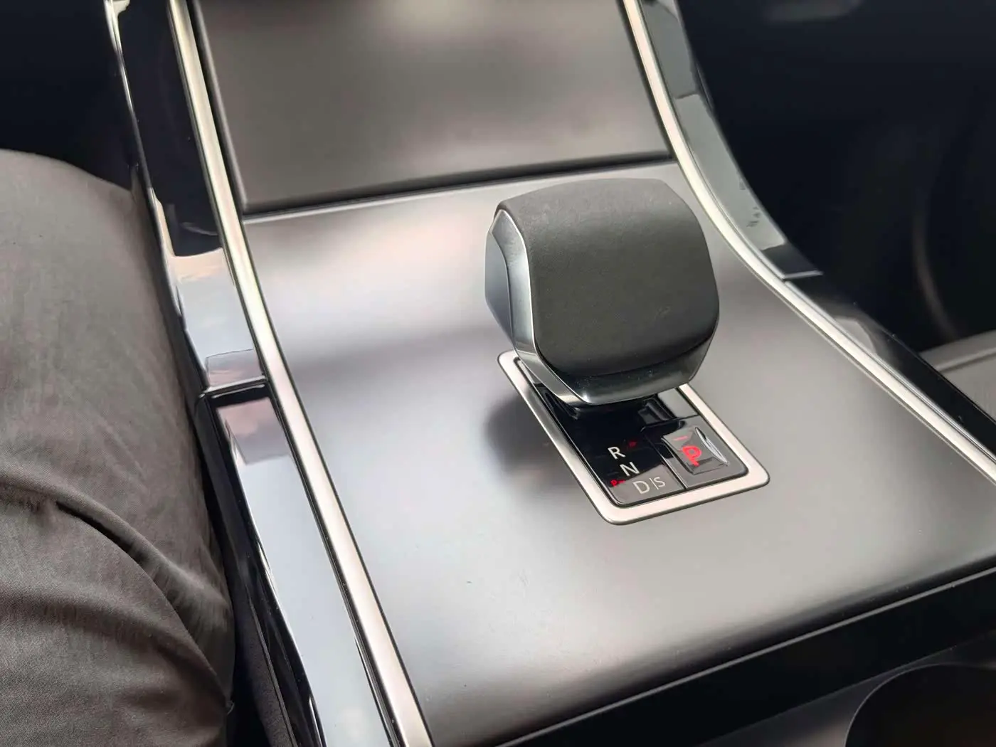 Land Rover Range Rover Velar 2023 — Photo 17/20