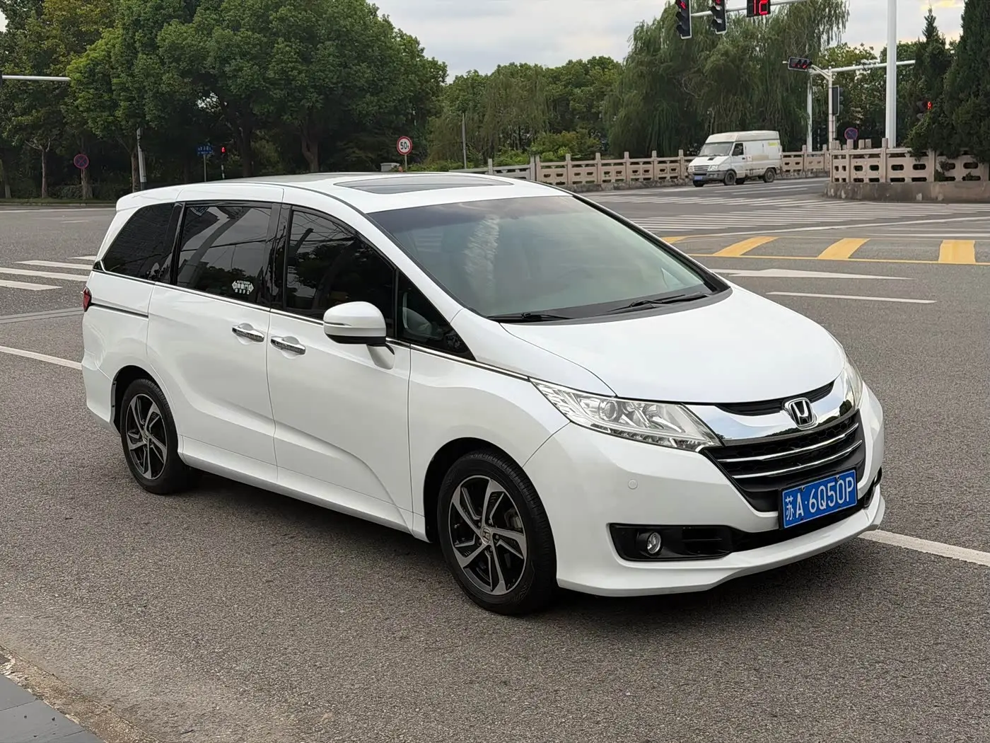 Honda Odyssey 2018 — ფოტო 7/20