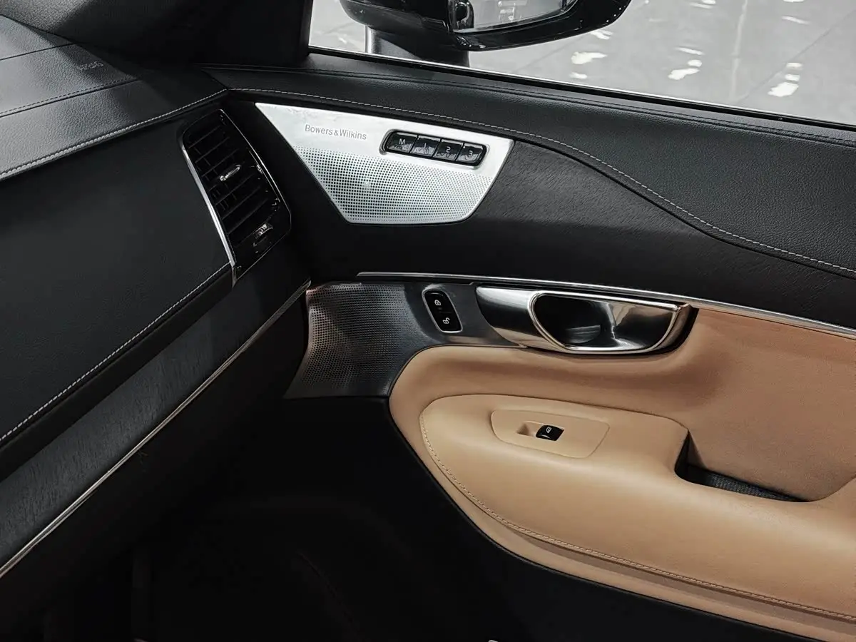 Volvo XC90 2018 — Photo 15/17