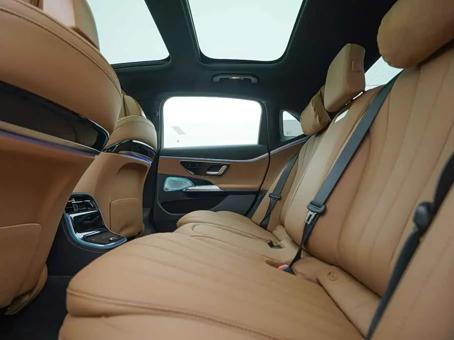 Mercedes-Benz E-Class 2025 — Photo 18/18