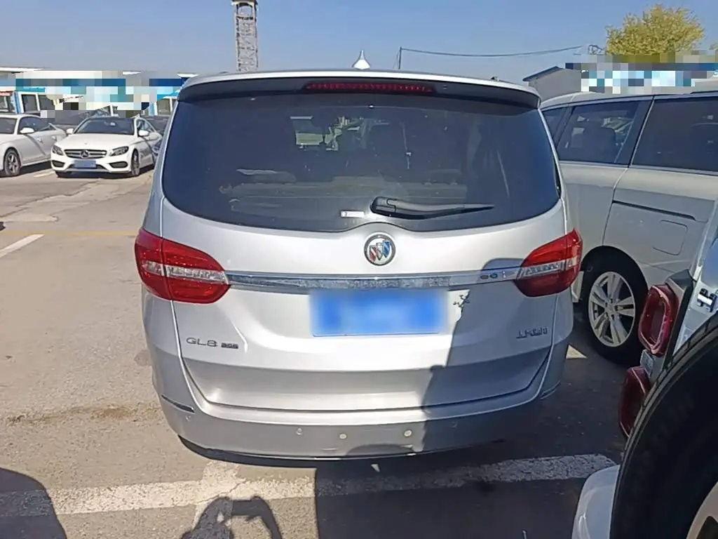 Buick GL8 2016 — Photo 5/19