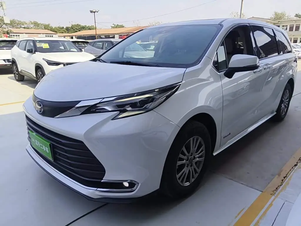Toyota Sienna 2022 — Photo 1/19