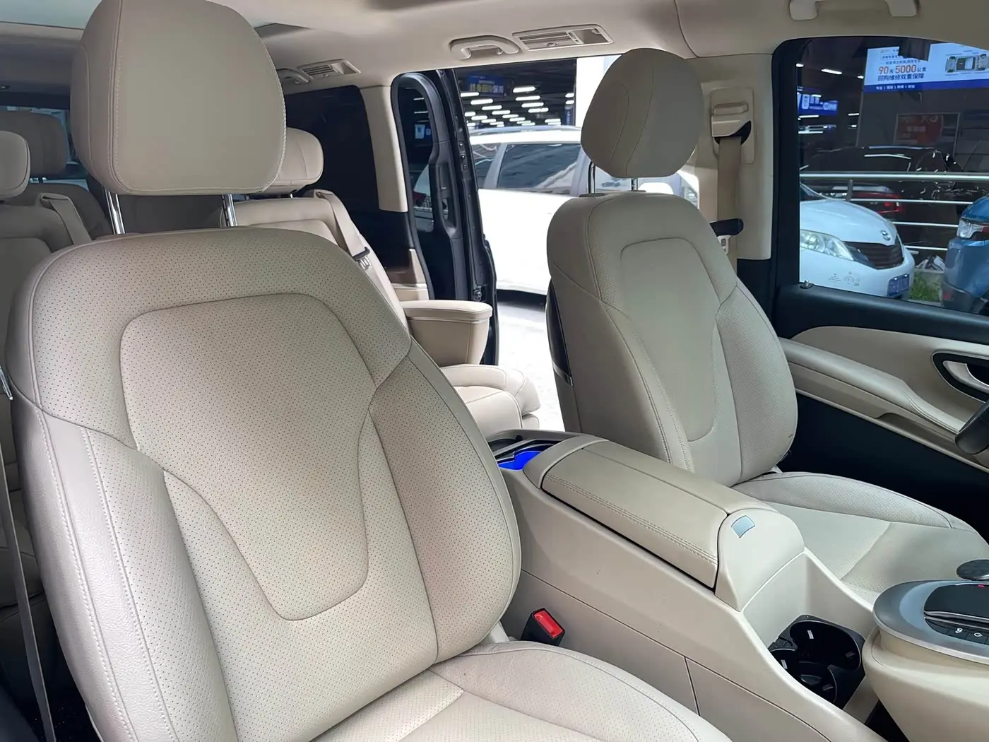 Mercedes-Benz V-Class 2021 — Photo 19/20