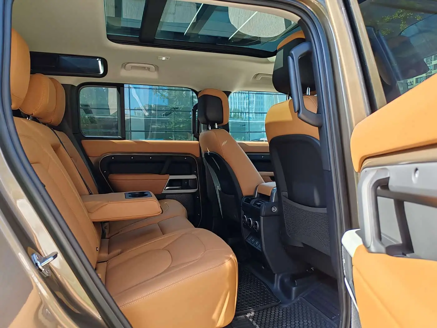Land Rover Defender 2024 — Фото 12/15