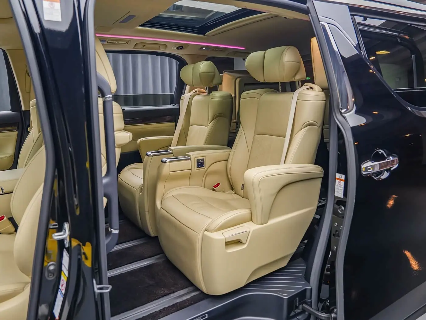 Toyota Alphard 2019 — Photo 20/20