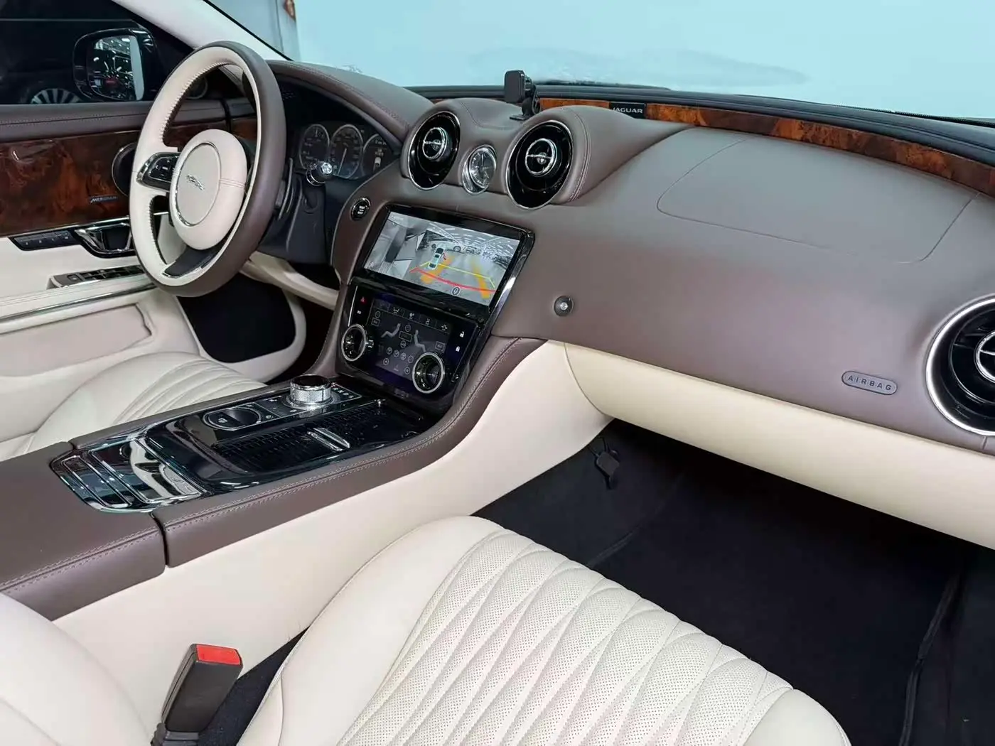 Jaguar XJ 2015 — Photo 11/20