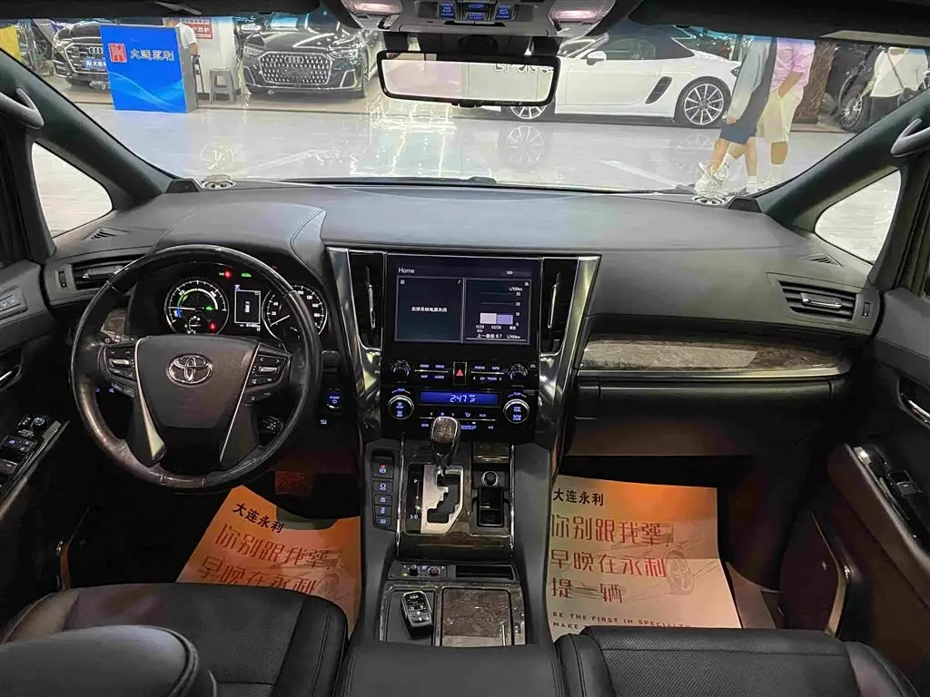 Toyota Vellfire 2023 — Photo 8/18
