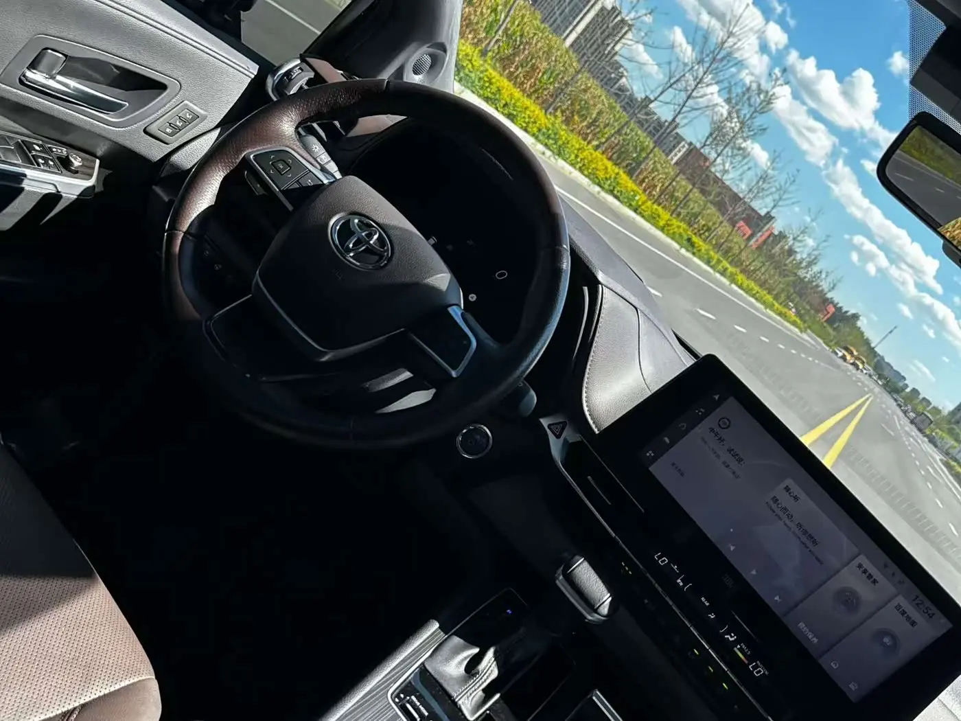 Toyota Granvia 2023 — Photo 5/9