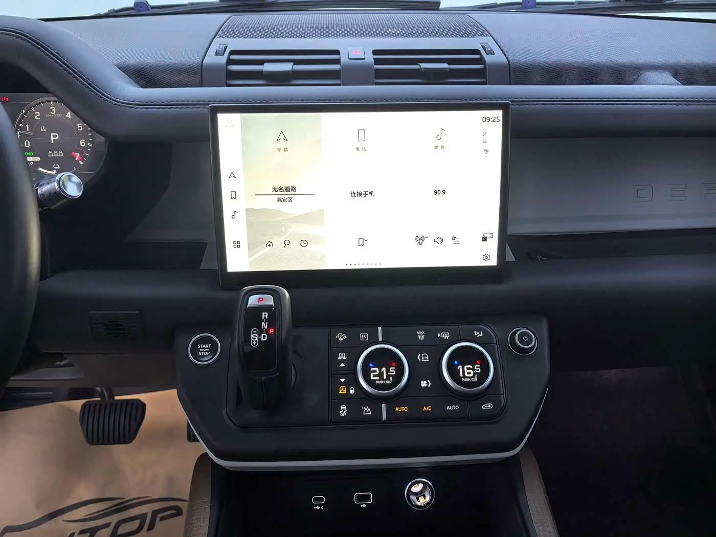 Land Rover Defender NEV 2023 — Photo 14/19