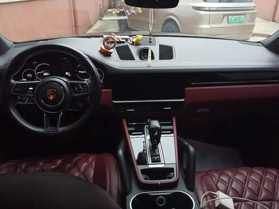 Porsche Cayenne 2019 — Photo 12/16