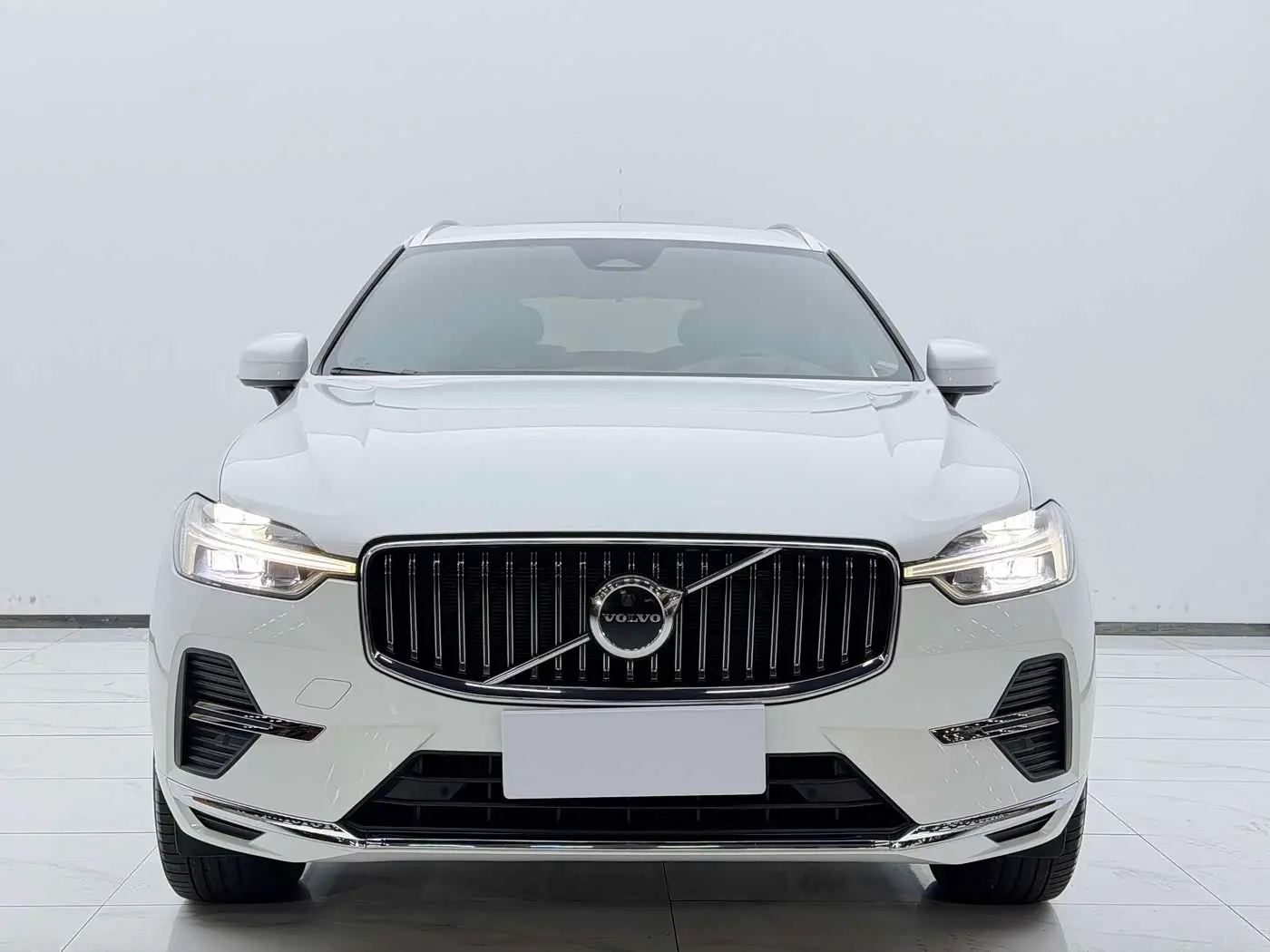 Volvo XC60 2023 — Фото 2/12