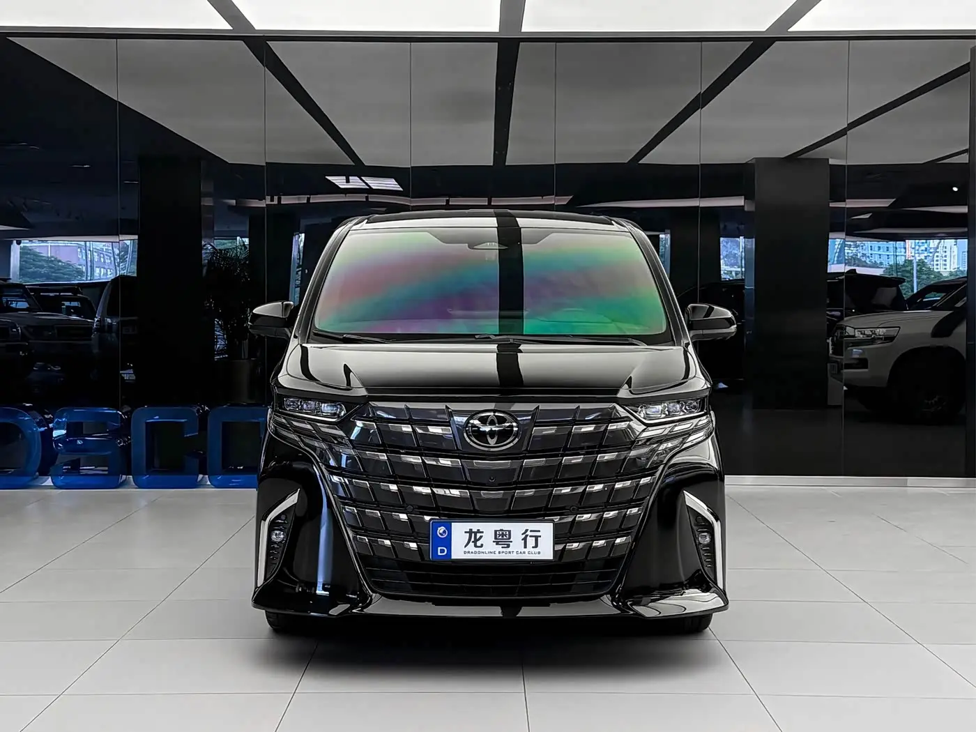 Toyota Alphard 2023 — Фото 1/10