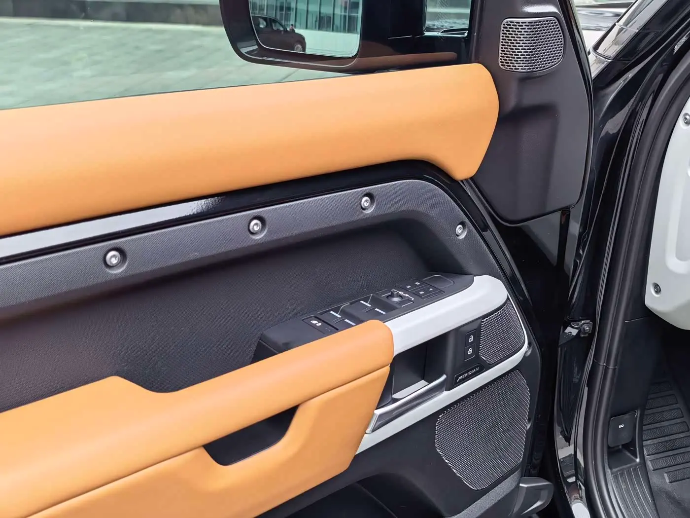 Land Rover Defender 2023 — Photo 9/19