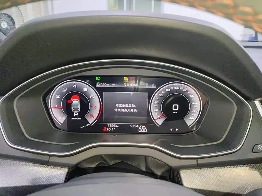 Audi Q5L 2025 — Photo 4/6