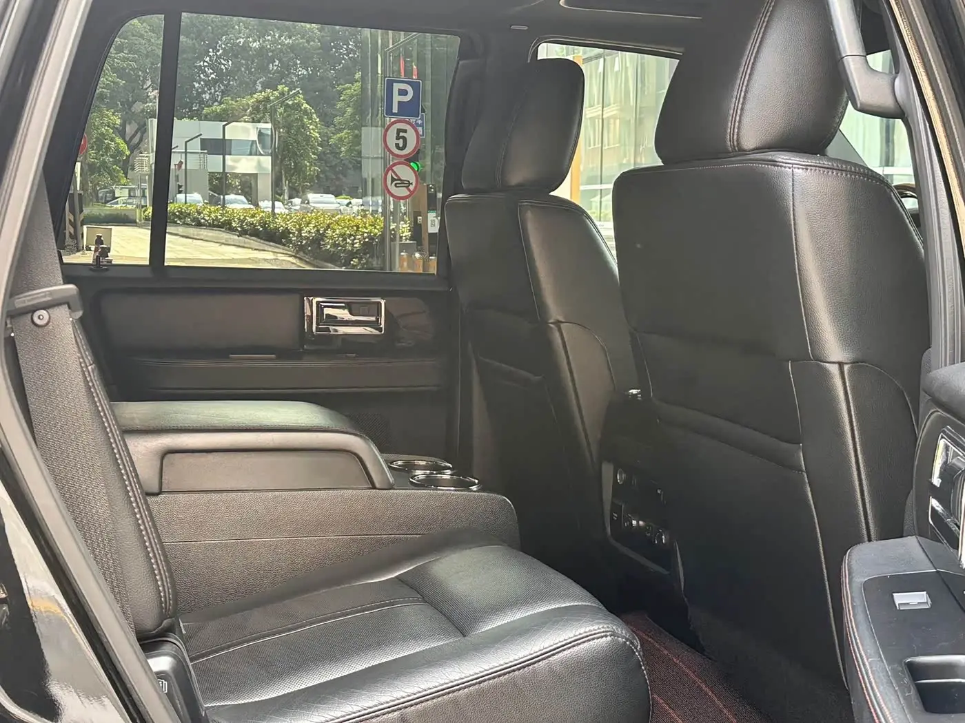 Lincoln Navigator 2018 — Photo 14/17