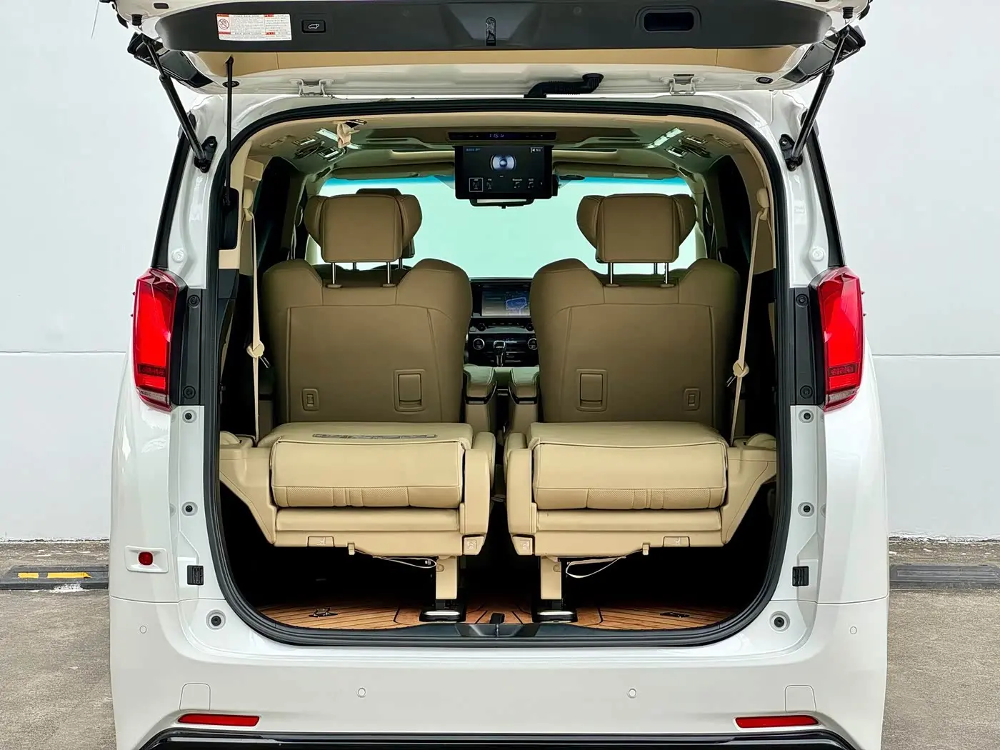 Toyota Alphard 2020 — Photo 14/17