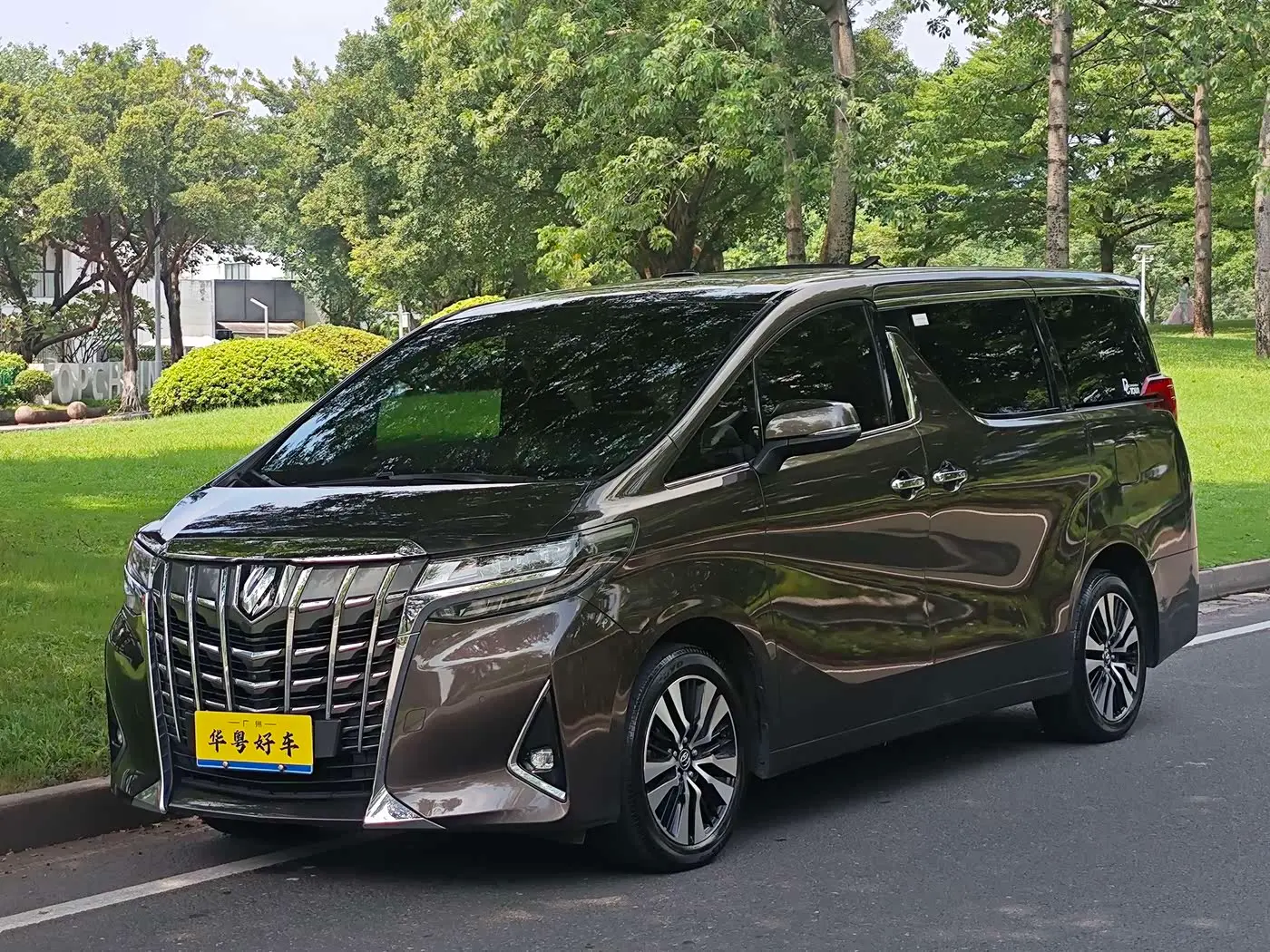 Toyota Alphard 2019 — Фото 1/20