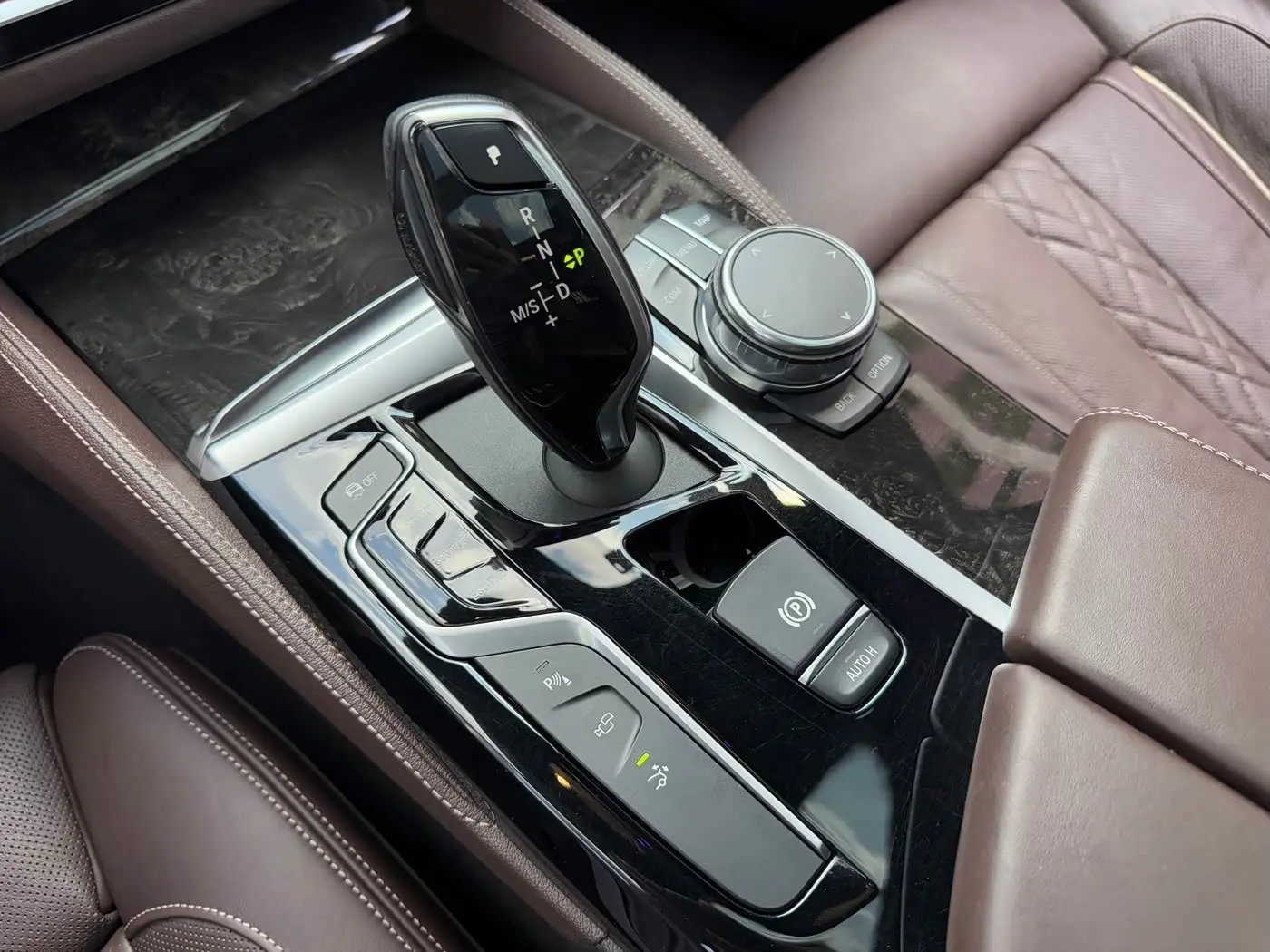 BMW 6 Series GT 2018 — Фото 17/18