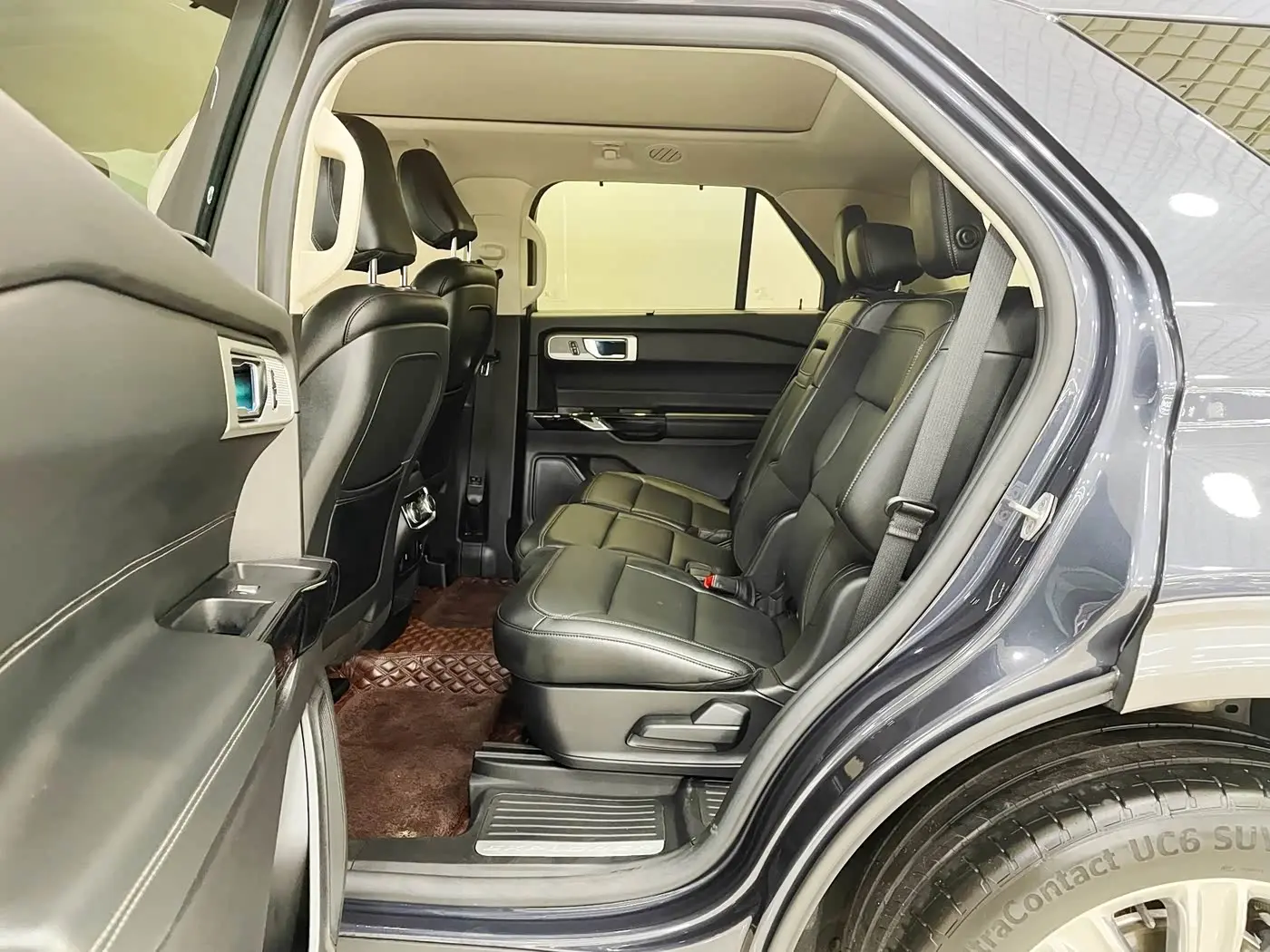 Ford Explorer 2021 — Photo 18/20