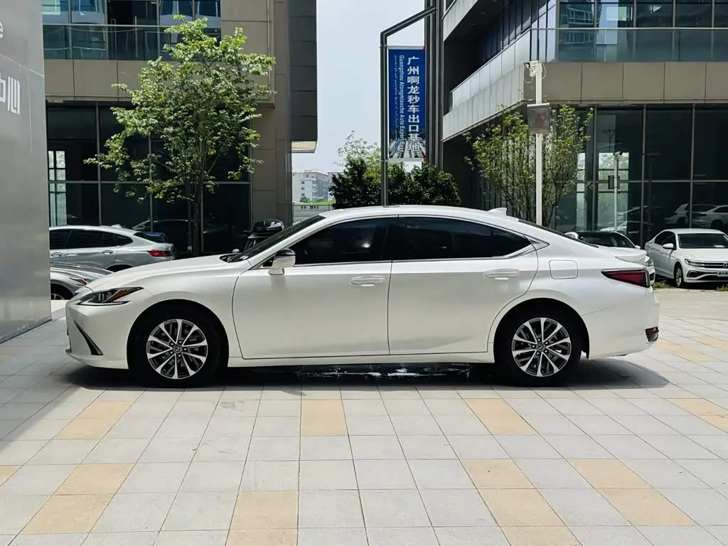 Lexus ES 2023 — Фото 4/20