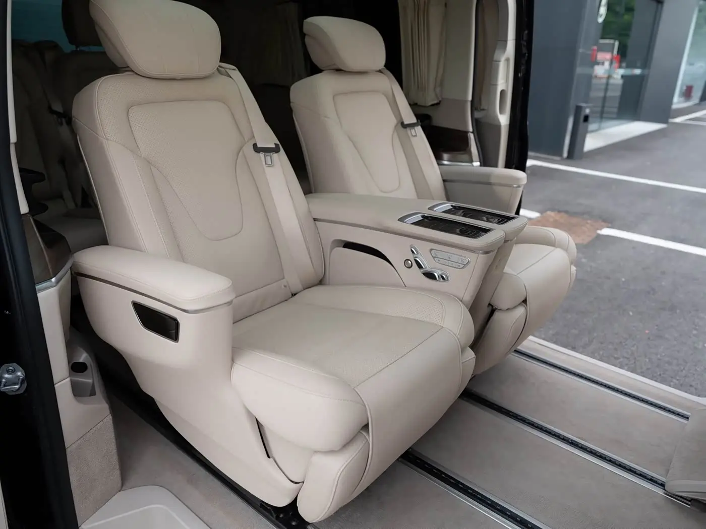 Mercedes-Benz V-Class 2022 — Photo 11/16