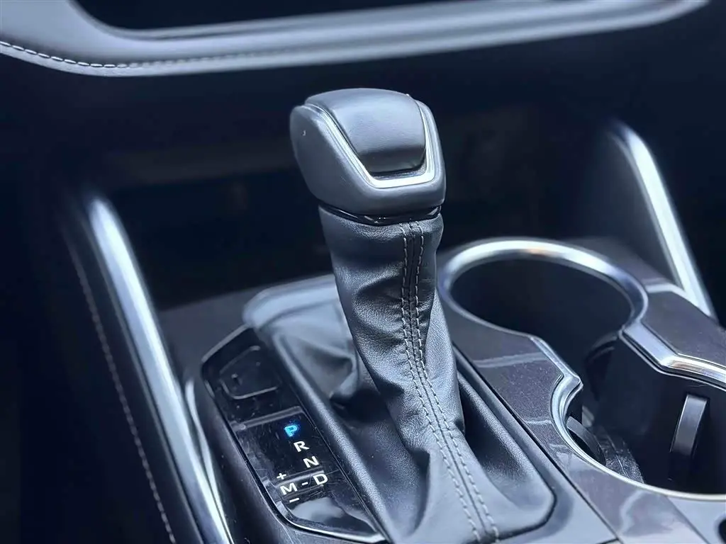 Toyota Crown Kluger 2023 — Photo 18/20