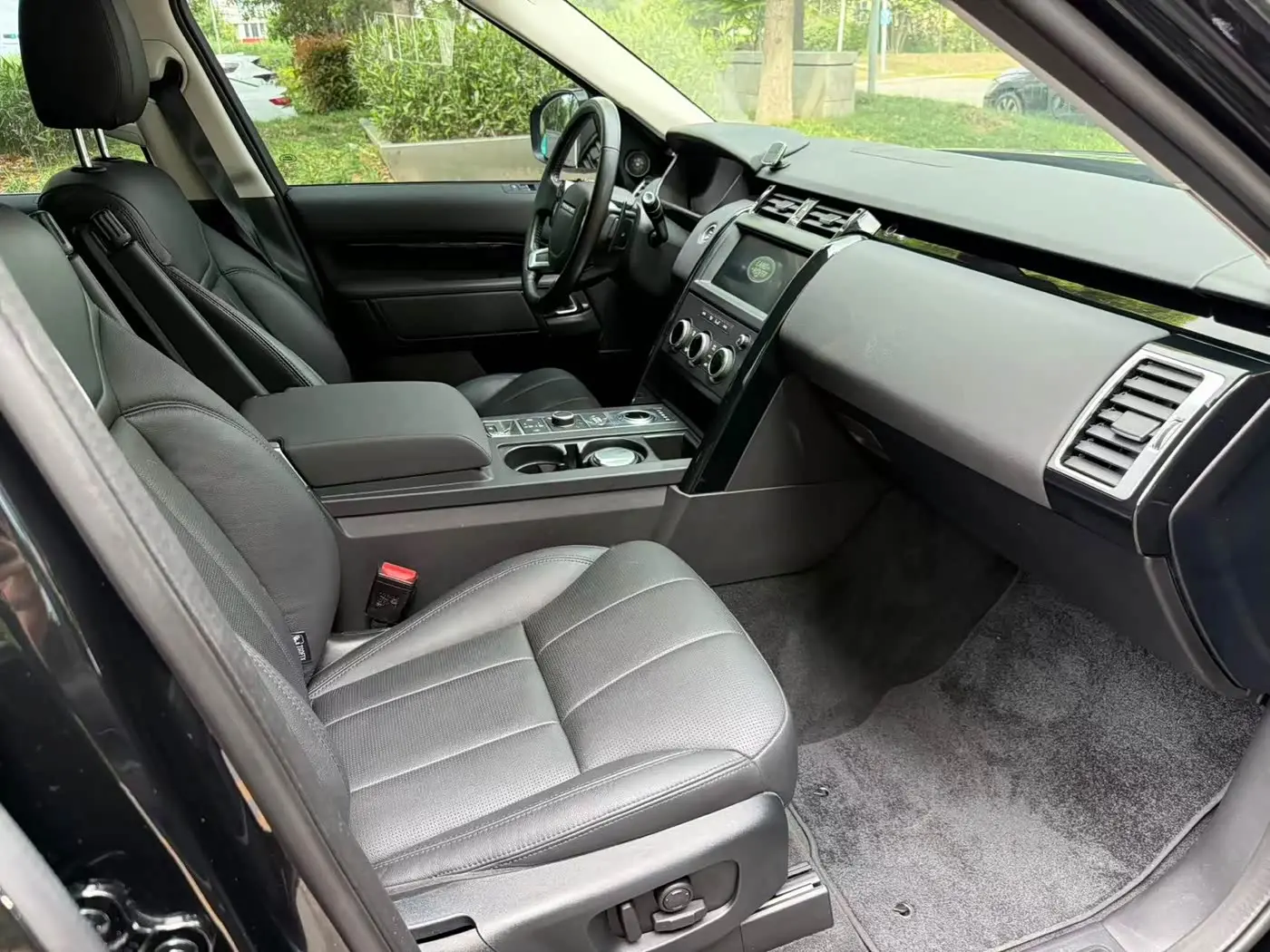 Land Rover Discovery 2020 — Photo 8/10